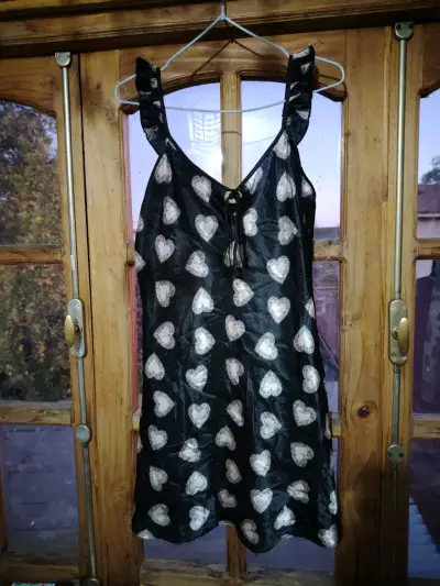 Vestido negro con estampado de corazones - miniatura 1