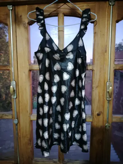 Vestido negro con estampado de corazones - miniatura 2