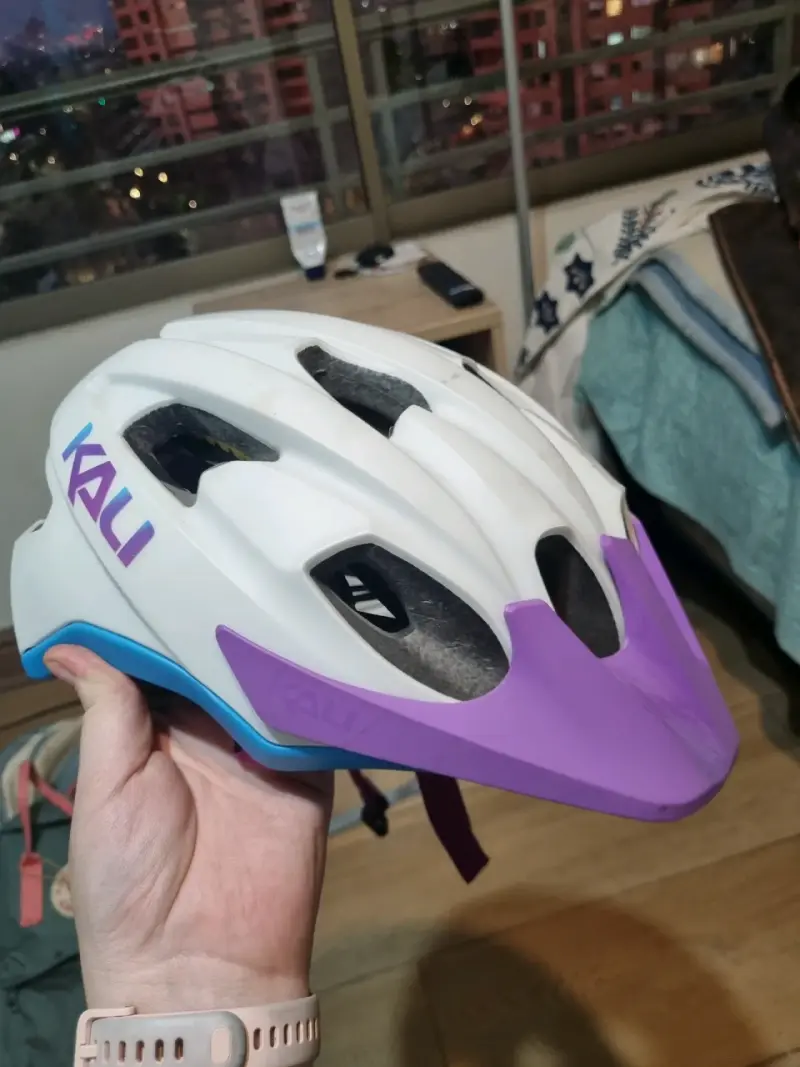 Casco de ciclismo Kali blanco y morado