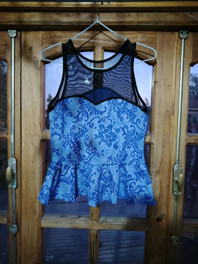 Blusa sin mangas azul con encaje - 1