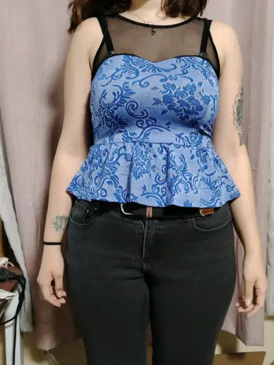 Blusa sin mangas azul con encaje - miniatura 3