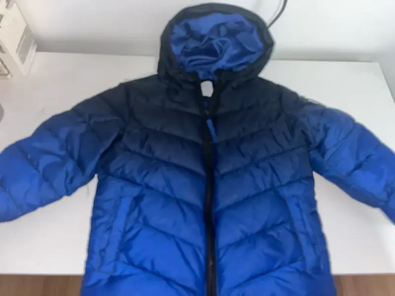 Chaqueta acolchada azul con capucha para niños - 1