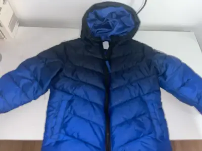 Chaqueta acolchada azul con capucha para niños - miniatura 1