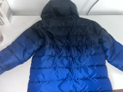 Chaqueta acolchada azul con capucha para niños - miniatura 2
