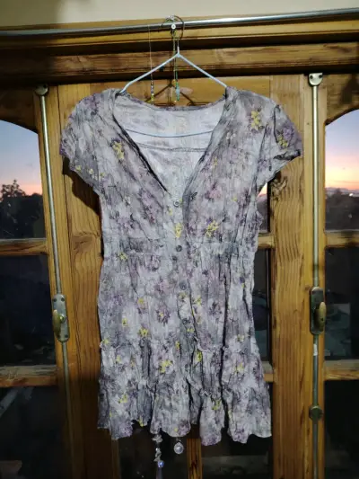 Camiseta floral con botones y volantes - miniatura 1