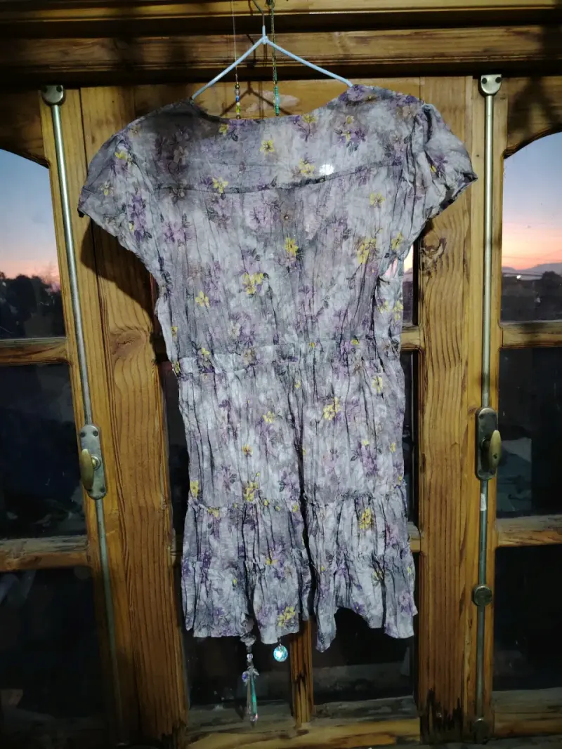 Camiseta floral con botones y volantes - 2