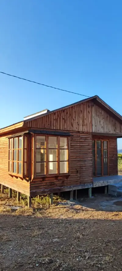 Casa prefabricada de madera con amplios ventanales - miniatura 1