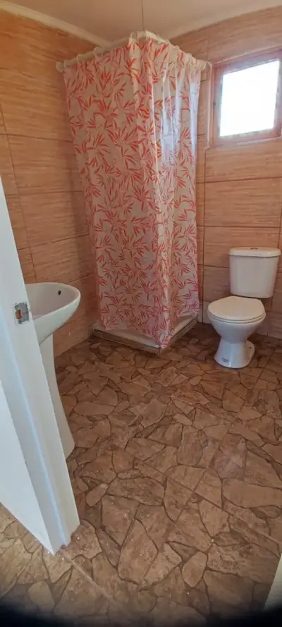 Casa prefabricada de madera con amplios ventanales - miniatura 2