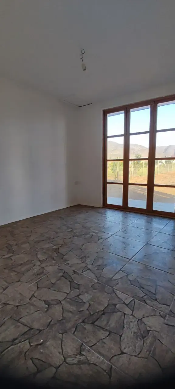 Casa prefabricada de madera con amplios ventanales - 3