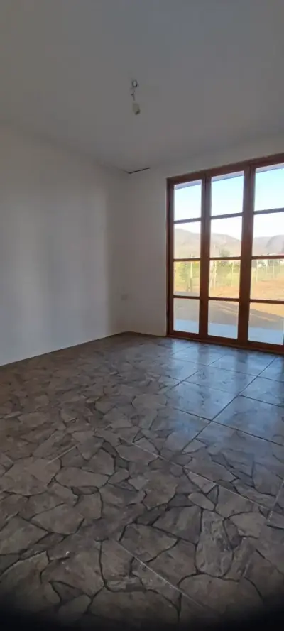 Casa prefabricada de madera con amplios ventanales - miniatura 3