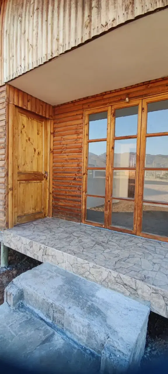 Casa prefabricada de madera con amplios ventanales - 4
