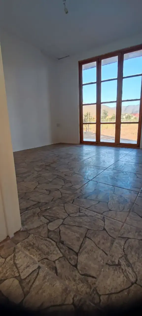Casa prefabricada de madera con amplios ventanales - 5