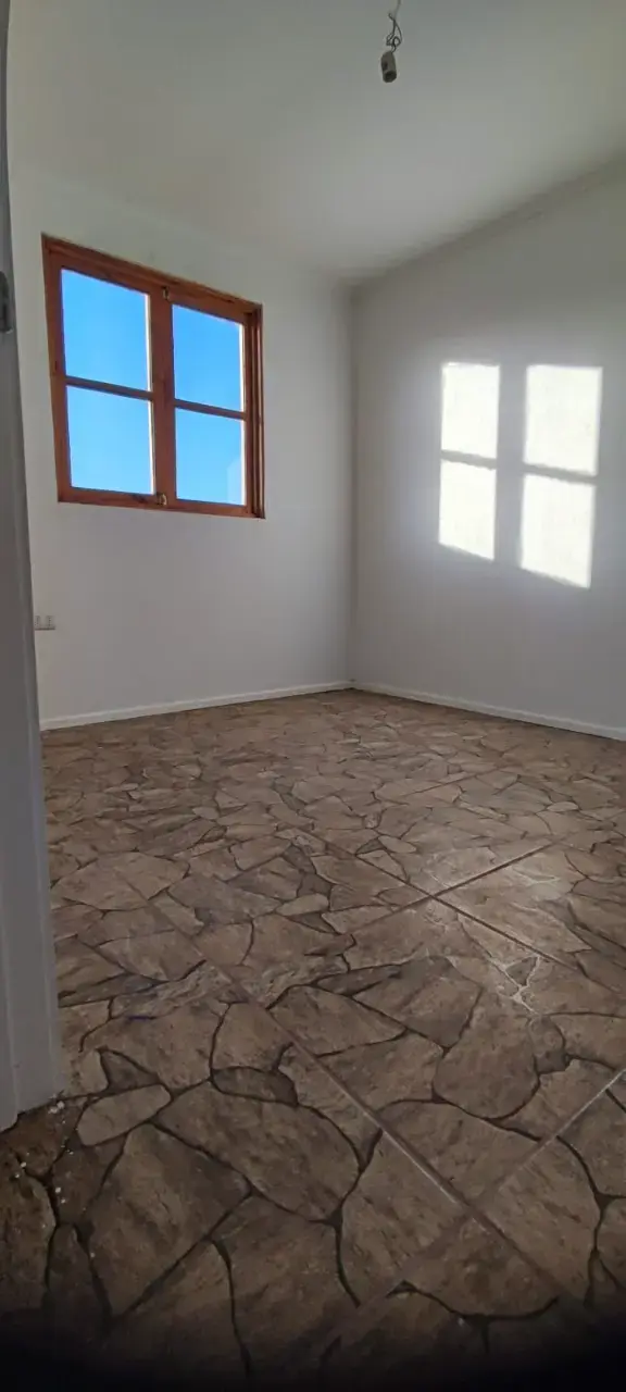 Casa prefabricada de madera con amplios ventanales - 6