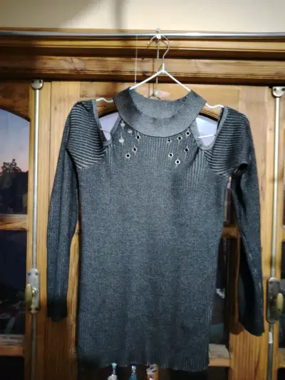 Suéter gris con diseño de aberturas - miniatura 1