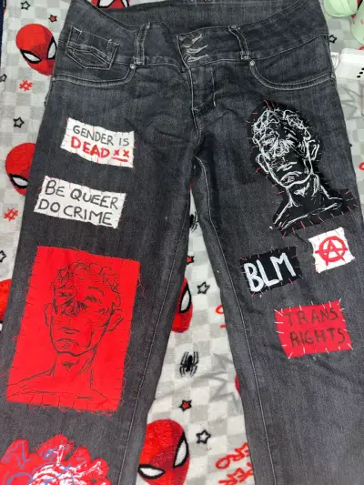 Jeans negros con parches LGBT - miniatura 1