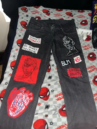 Jeans negros con parches LGBT - miniatura 2