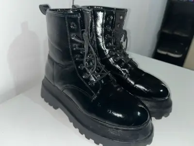 Botas negras de cuero estilo militar - miniatura 1