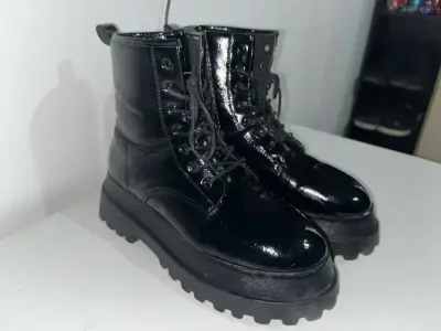Botas negras de cuero estilo militar - miniatura 2