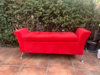 Banco rojo con almacenamiento y patas metálicas - miniatura 1
