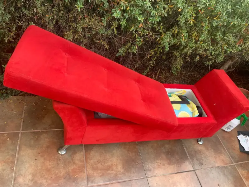 Banco rojo con almacenamiento y patas metálicas - 2