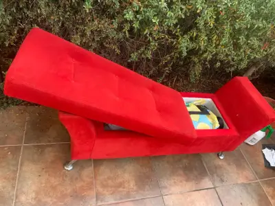 Banco rojo con almacenamiento y patas metálicas - miniatura 2