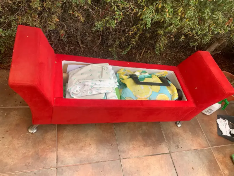 Banco rojo con almacenamiento y patas metálicas - 3