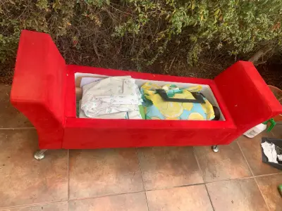 Banco rojo con almacenamiento y patas metálicas - miniatura 3