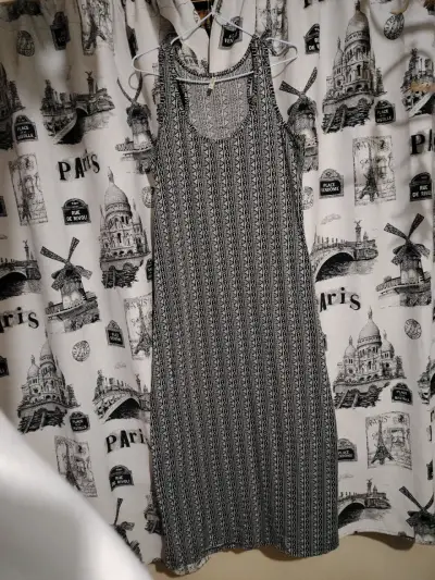 Vestido sin mangas estampado en blanco y negro - miniatura 1