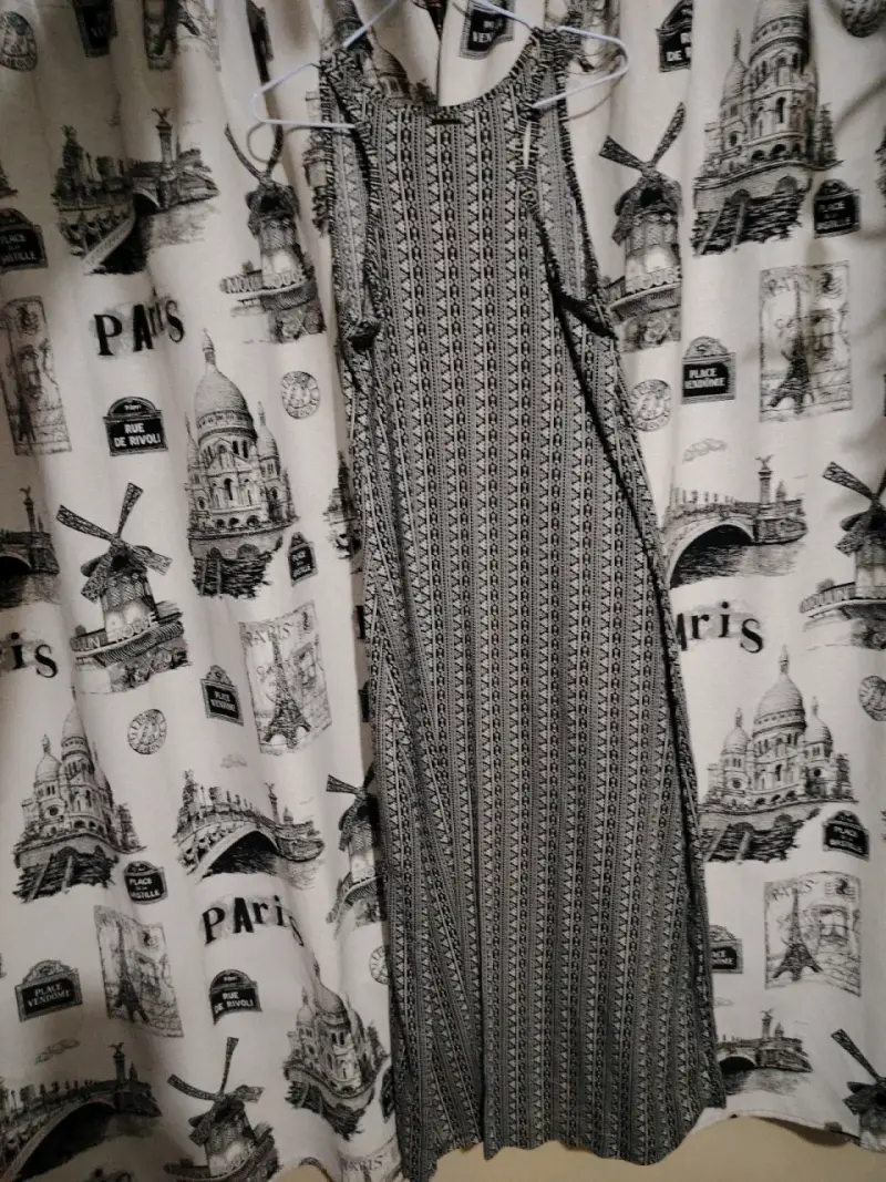 Vestido sin mangas estampado en blanco y negro - 2