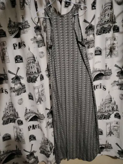Vestido sin mangas estampado en blanco y negro - miniatura 2