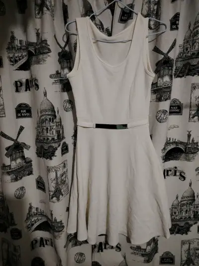 Vestido blanco sin mangas con cinturón - miniatura 1