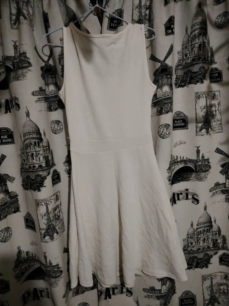 Vestido blanco sin mangas con cinturón - 2