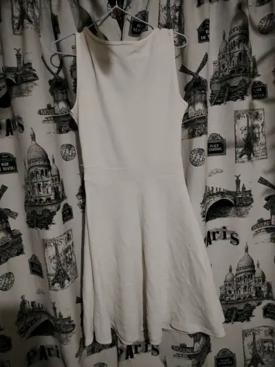 Vestido blanco sin mangas con cinturón - miniatura 2