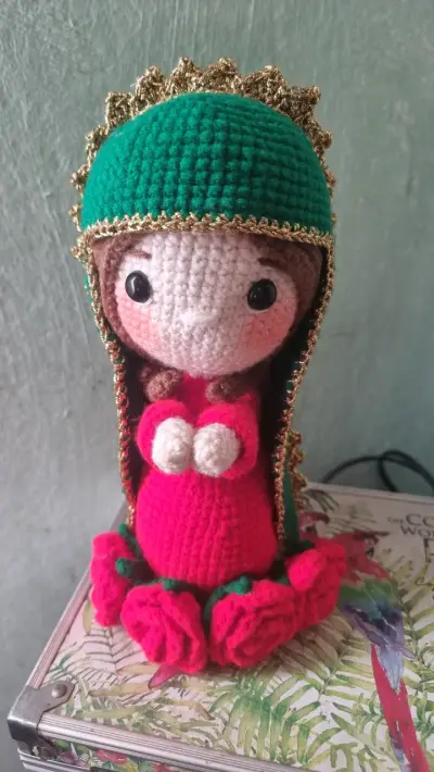 Muñeca amigurumi Virgen de Guadalupe - miniatura 1