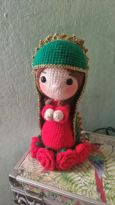 Muñeca amigurumi Virgen de Guadalupe - miniatura 2