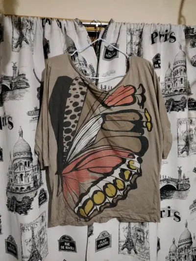 Polera con diseño de mariposa - miniatura 1