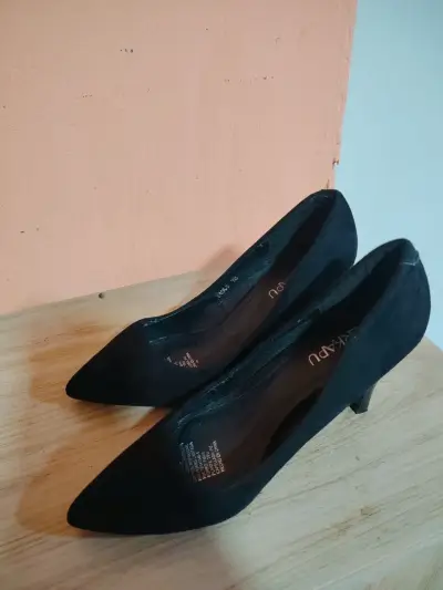 Zapatos de tacón bajo negros elegantes - miniatura 1