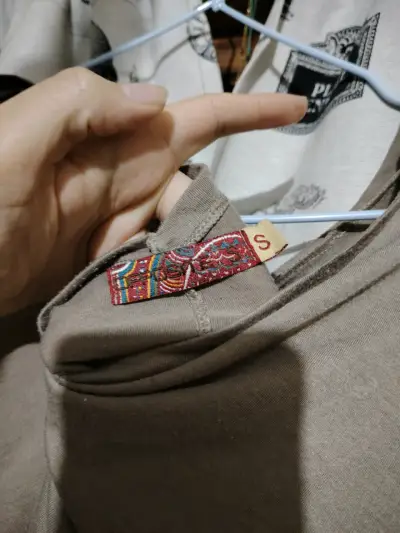 Polera con diseño de mariposa - miniatura 3