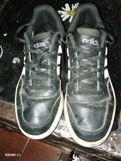Zapatillzas Adidas negras usadas - miniatura 1