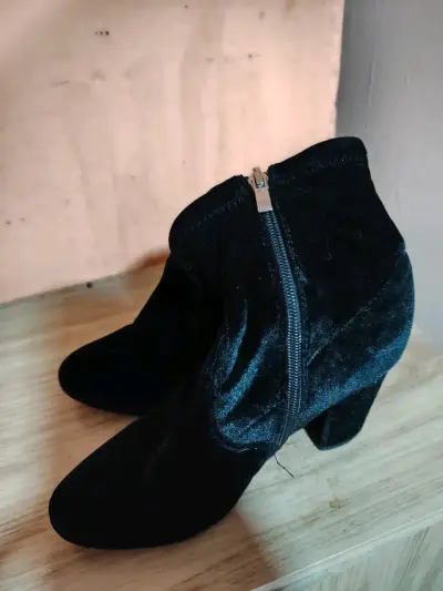 Botines de terciopelo negro con tacón - miniatura 1