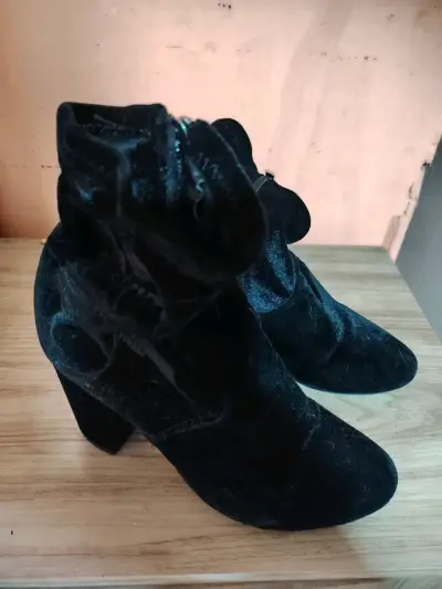 Botines de terciopelo negro con tacón - miniatura 2