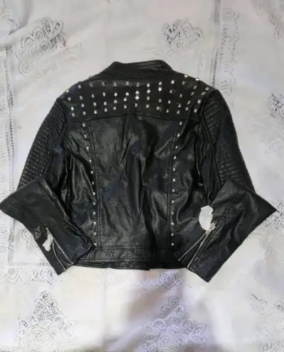 Chaqueta nueva  cuero sintétivo con tachas - miniatura 3