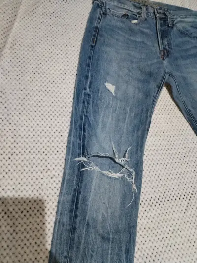 Jeans American Eagle desgastados talla 29x34 - miniatura 2