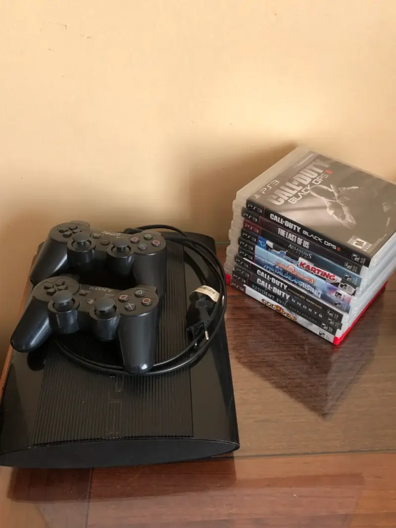 Consola PS3 con juegos y controles - 1
