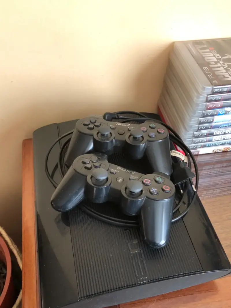 Consola PS3 con juegos y controles - 2