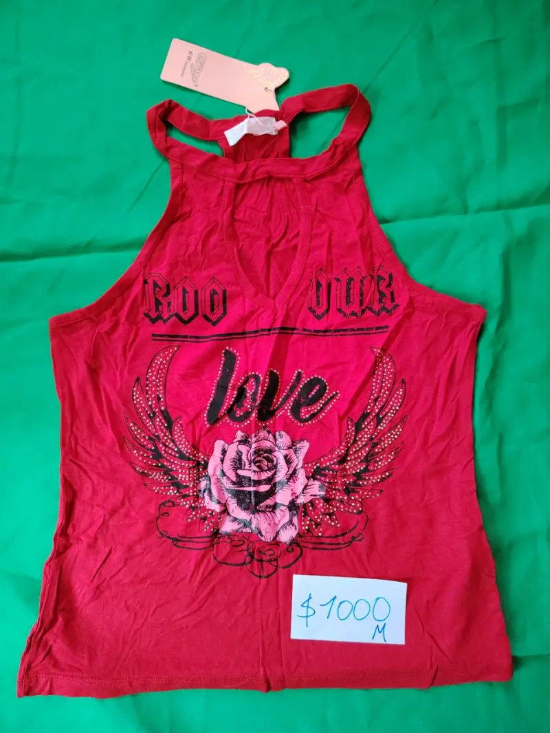 Polera roja con diseño de rosas y texto
