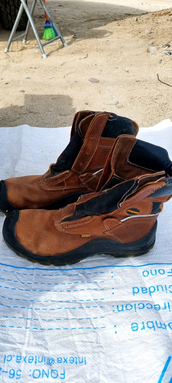 Botas de seguridad marrones usadas
