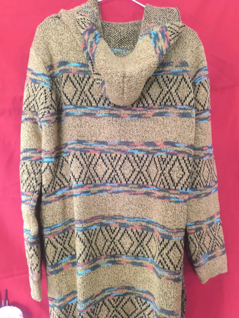 Chaleco tejido con capucha y diseño étnico - 2