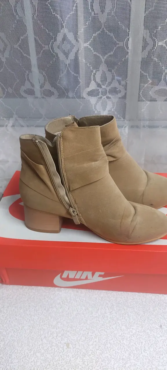 Botines de gamuza color beige