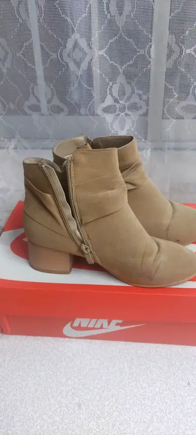 Botines de gamuza color beige - miniatura 1